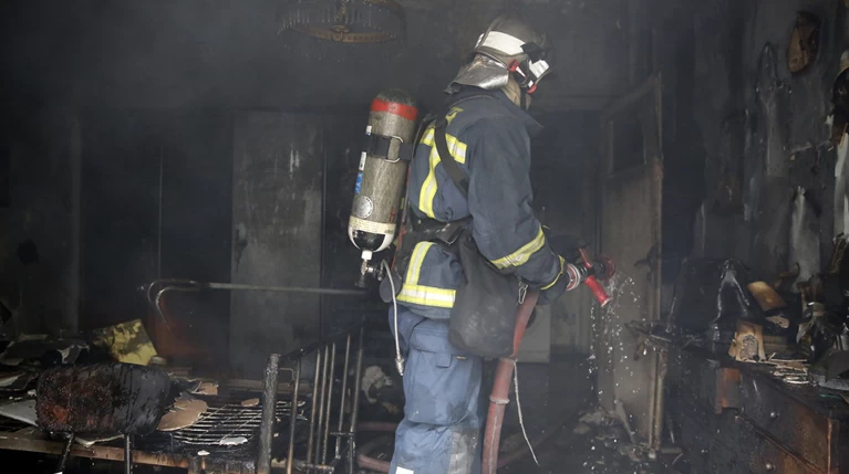 Φωτιά σε σπίτι στον Αχινό, φόβοι για εγκλωβισμένο ανήμπορο άτομο