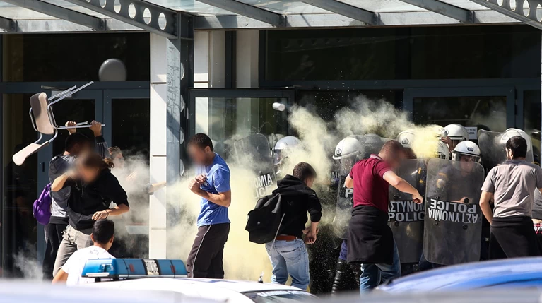 Αγρια συμπλοκή φοιτητών και ΜΑΤ στην πόρτα του Υπ. Παιδείας φωτό