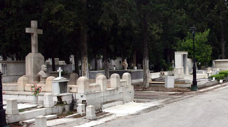 Αγριο έγκλημα μέσα στο β' Νεκροταφείο Αθηνών με θύμα νεαρή γυναίκα
