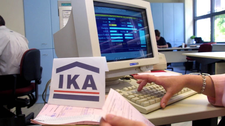 Πήγε να πάρει τα ένσημά της και της είπαν ότι είναι ...νεκρή
