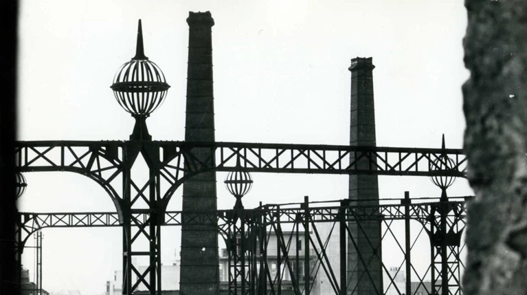 Ενα εργοστάσιο «ρίχνει» φως στην Αθήνα 160 χρόνια
