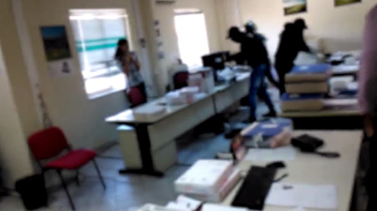 Βίντεο από την εισβολή του Ρουβίκωνα στα γραφεία του ΚΕΑΟ
