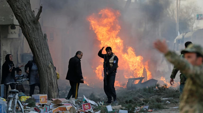 Βομβιστής αυτοκτονίας ανατινάχθηκε σε τέμενος: τουλάχιστον 30 νεκροί