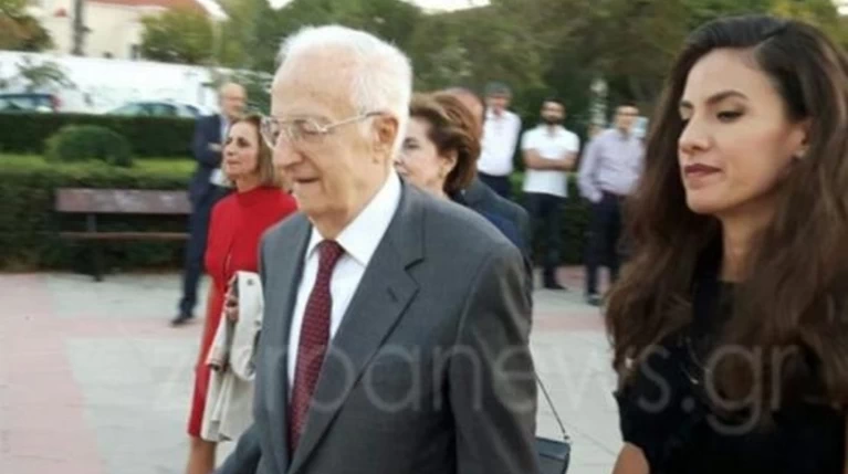 Εντυπωσιακή η κόρη του Χρήστου Σαρτζετάκη – Τον συνόδευσε στα Χανιά
