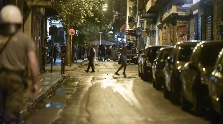 Ολονύκτιες επιθέσεις κουκουλοφόρων στα Εξάρχεια