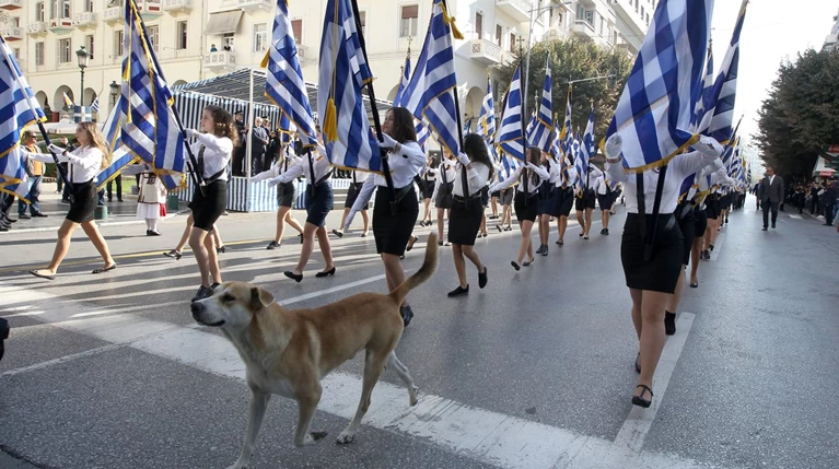 Καρέ καρέ η παρέλαση:Ο καμαρωτός σκύλος και το μεγάλο «ΟΧΙ» του Γ. Μπουτάρη