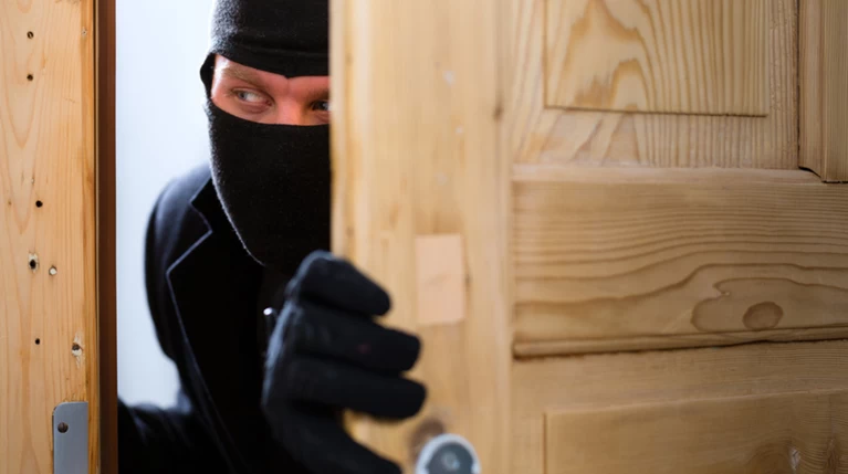 Mπήκαν σπίτι της, την ψέκασαν, δεν είδε, δεν άκουσε... Την είχαν κλέψει
