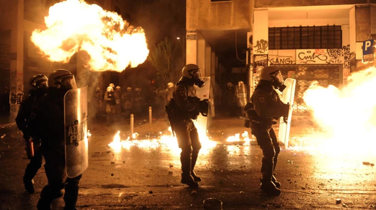 Τέσσερις ώρες επεισοδίων στα Εξάρχεια-Δύο τραυματισμοί, τρεις συλλήψεις