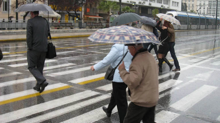 Κυριακή με παγετό, βροχές και καταιγίδες