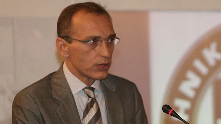 Δίωξη στον Λεωνίδα Μπόμπολα για δωροδοκία υπαλλήλων