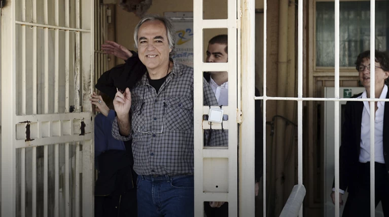 Βγήκε με άδεια από τη φυλακή ο Κουφοντίνας - Οι πρώτες εικόνες