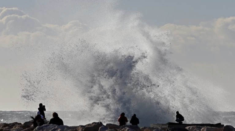 Συγκλονιστικές εικόνες από τους σέρφερς στη Μασσαλία