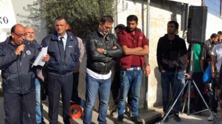 Στη Λέσβο διαμαρτύρονται και οι αστυνομικοί και οι πρόσφυγες