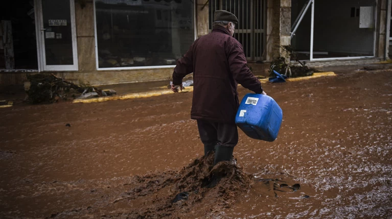 Ανθρώπινες ιστορίες που θάφτηκαν στη λάσπη και τις καταστροφές - βίντεο