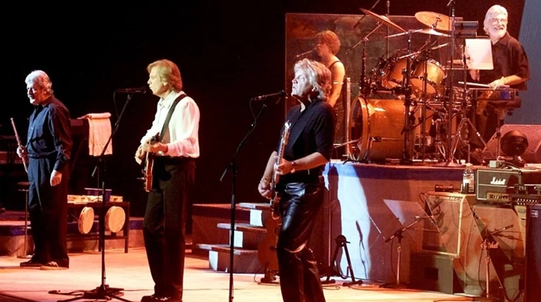 "Έφυγε" στα 76 του ο τραγουδιστής των Moody Blues (ΒΙΝΤΕΟ)