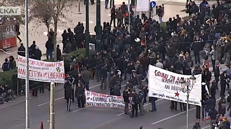 Σε κλοιό η συγκέντρωση των αντιεξουσιαστών στα Προπύλαια