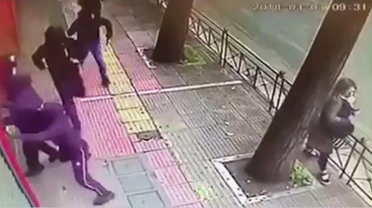 Το βίντεο της επίθεσης των κουκουλοφόρων στην Πατησίων