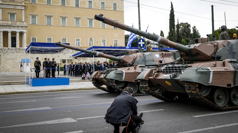 Καρέ καρέ η μεγάλη στρατιωτική παρέλαση στο Σύνταγμα