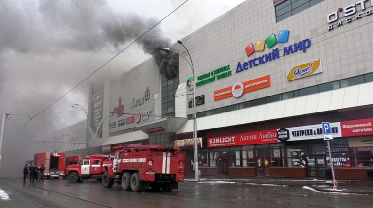 Πέντε νεκροί και 32 τραυματίες από πυρκαγιά σε εμπορικό κέντρο