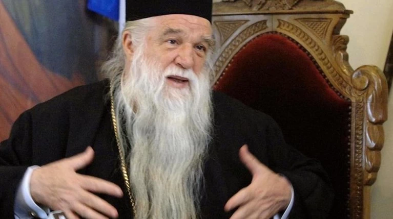 Επιμένει ρατσιστικά και ομοφοβικά ο Μητροπολίτης Αμβρόσιος