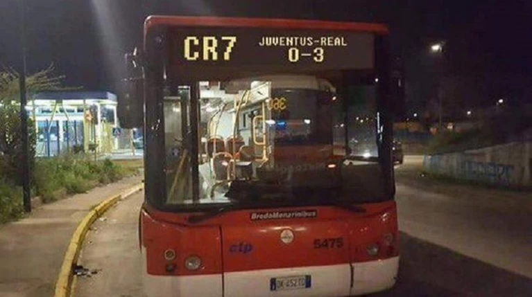 Λεωφορείο στη Νάπολι στη γραμμή... Γιουβέντους-Ρεάλ 0-3