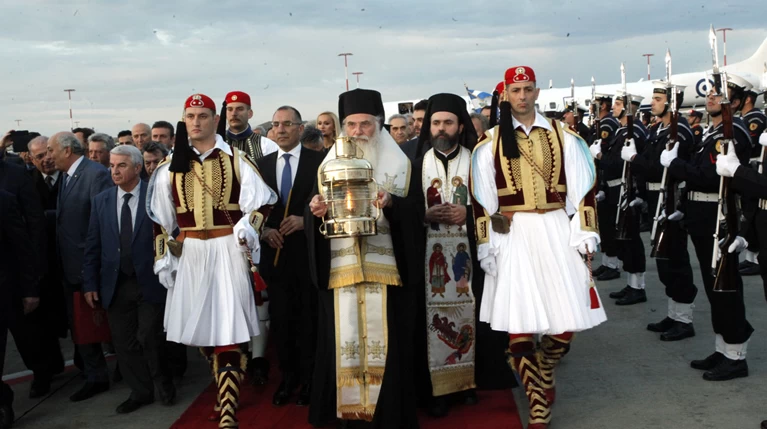 Mε τιμές αρχηγού κράτους έφτασε το Αγιο Φως στην Αθήνα