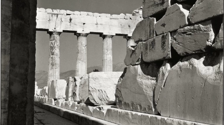 Η Ελλάδα του ΜακΚέιμπ λάμπει στο φωτογραφικό σόου AIPAD της Νεας Υόρκης