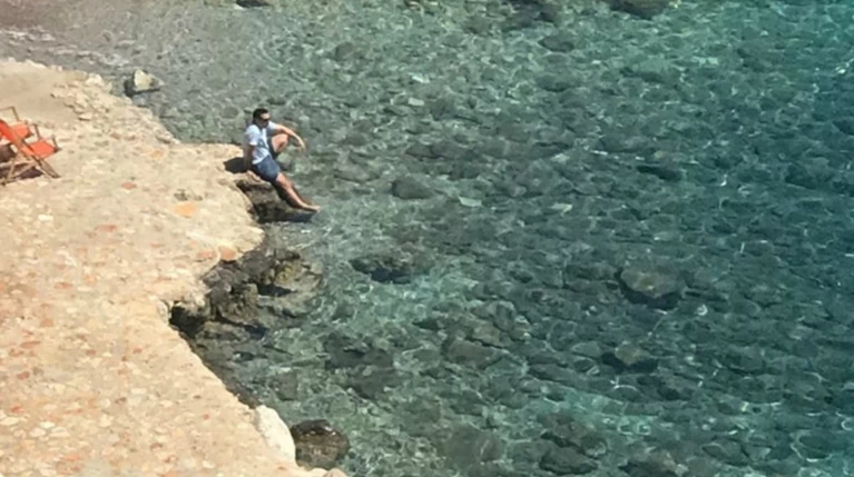 Η φωτογραφία του "ανέμελου" Τσίπρα το Πάσχα στην Τήλο