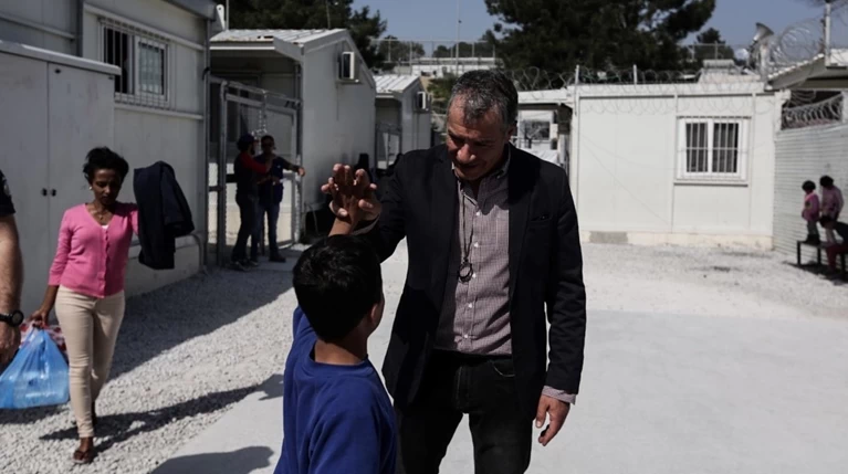 Περιοδεία Θεοδωράκη στη Λέσβο, προτάσεις για το προσφυγικό