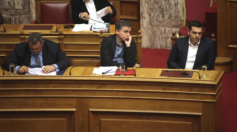 Στις «συμπληγάδες» των 53+ και του «συντρόφου» Πάνου Καμμένου ο Τσίπρας