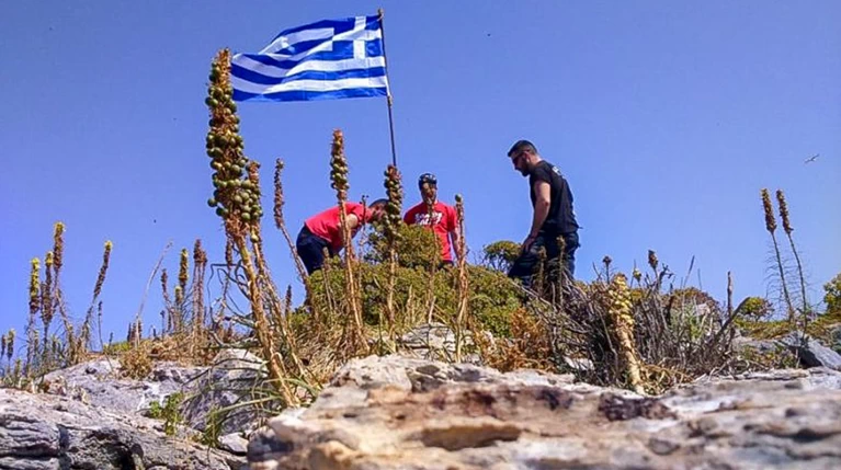 "Κόκκινος συναγερμός" στο Μαξίμου για την ένταση με τις σημαίες