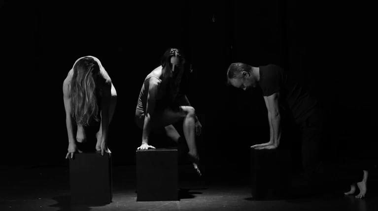 Η χοροθεατρική παράσταση "ΤΩΡΑ", από την a.dd dance company