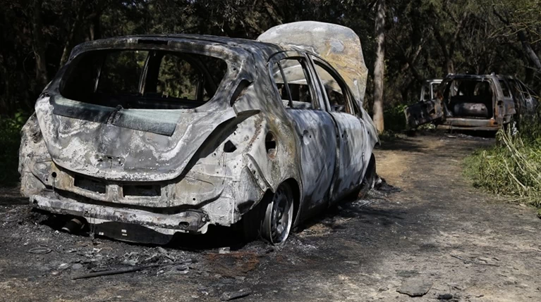 Καματερό: Έκαψαν δύο αυτοκίνητα - Ανατίναξαν ΑΤΜ στην Πεύκη