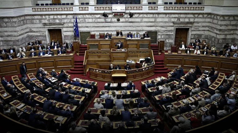 Η αναδοχή από ομόφυλα ζευγάρια ανάβει "φωτιές" στον ΣΥΡΙΖΑ