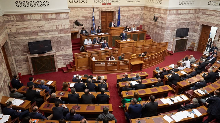 Κόντρες εντός και εκτός Βουλής για την πώληση μονάδων της ΔΕΗ