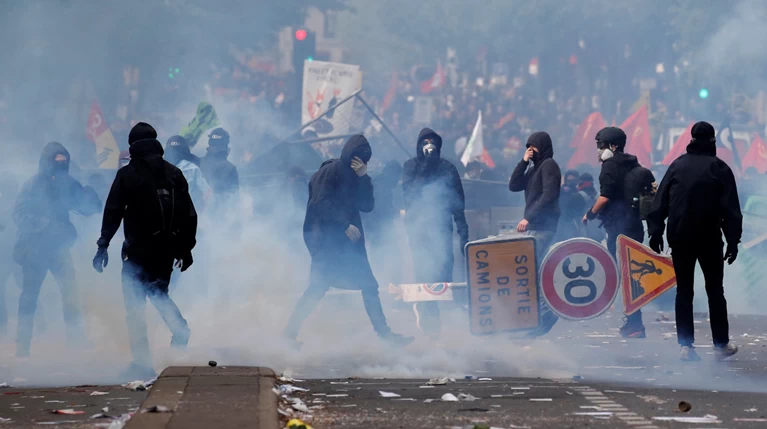 Παρίσι: Κουκουλοφόροι έκαψαν καταστήματα & αυτοκίνητα-Αγριες συγκρούσεις