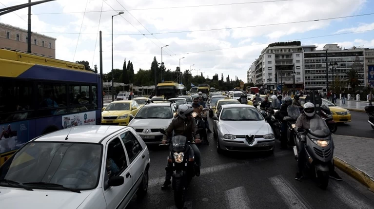 Στο τιμόνι από τα 17: Τι αλλάζει με τα διπλώματα οδήγησης
