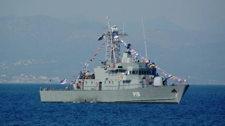 Τουρκικό εμπορικό «ακούμπησε» την κανονιοφόρο Αρματωλός ανοικτά της Λέσβου