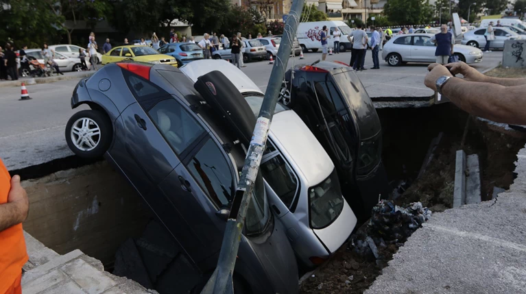 Υποχώρησε η γη στο πάρκινγκ του ΗΣΑΠ στον Ταύρο και κατάπιε αυτοκίνητα