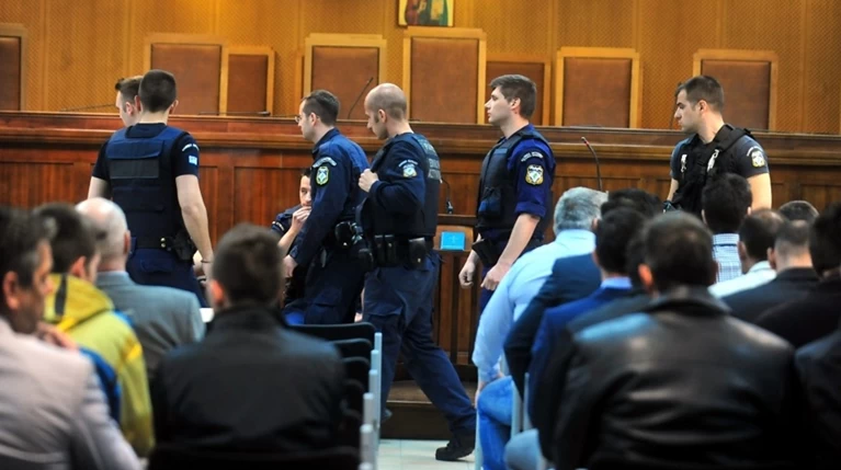 Πανικός στο Γύθειο - Μάρτυρας έβγαλε όπλο μέσα σε δικαστήριο