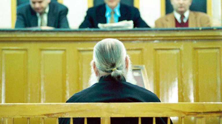 Ισόβια στον ιερέα που υπεξαίρεσε 3,8 εκατ. ευρώ στα Φάρσαλα