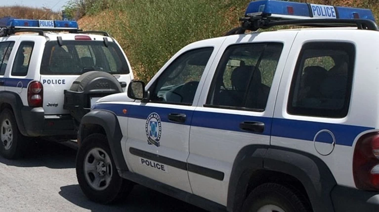 Προσποιούνταν τις πελάτισσες και έκλεβαν ρούχα και κοσμήματα