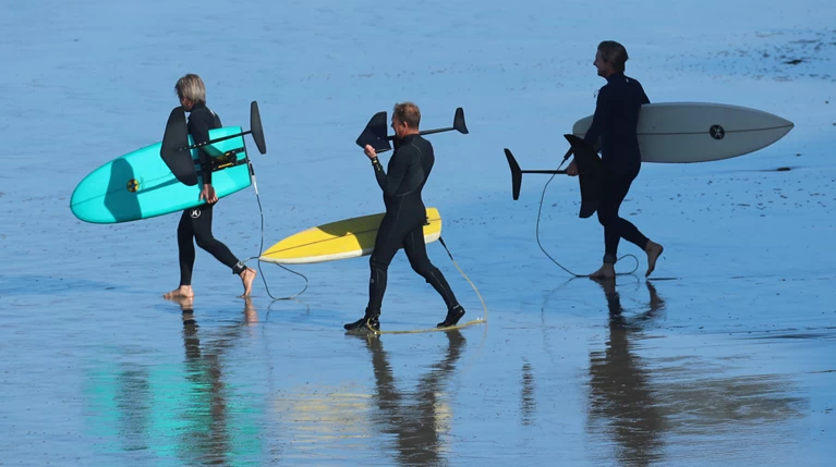 Εικόνες από το foilboard που κατακτά τους σέρφερ