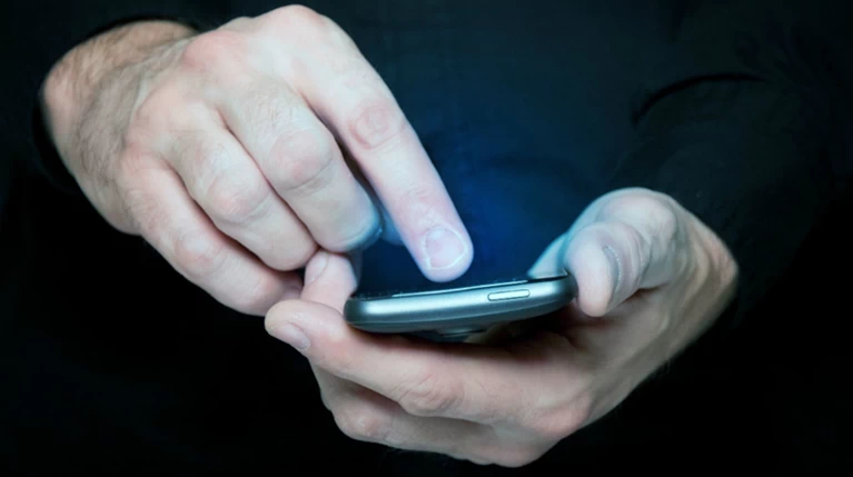 Απόστρατος αστυνομικός εκβίαζε γυναίκα με άσεμνες φωτογραφίες