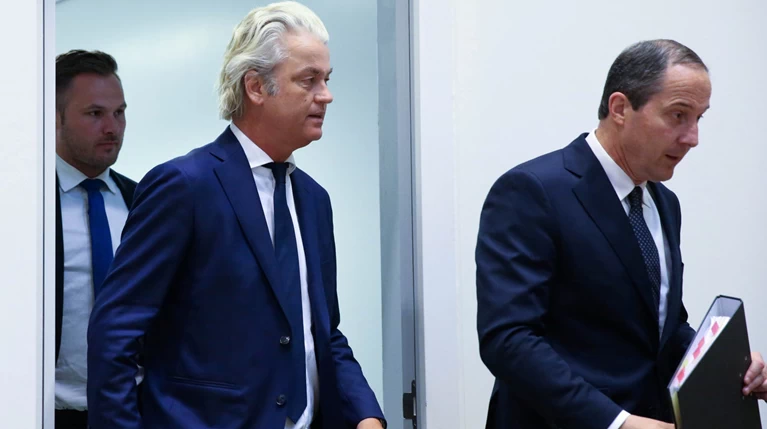 Τα ακριβά γούστα της ακροδεξιάς της ΕΕ: Δώρα & σαμπάνιες 427.000 ευρώ