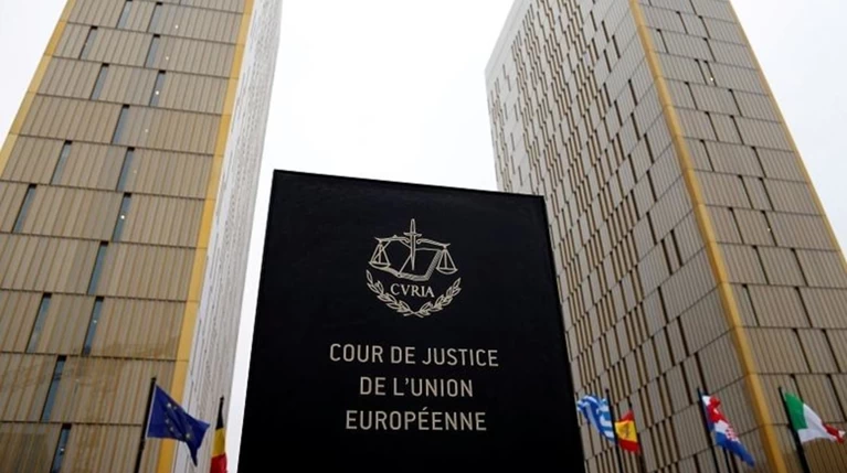ΕΔ: Χρηματική αποζημίωση σε εργαζόμενο που απολύθηκε και δεν πήρε άδεια