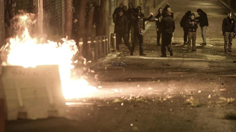 Αναρχικοί έκαψαν την ελληνική σημαία στα Εξάρχεια
