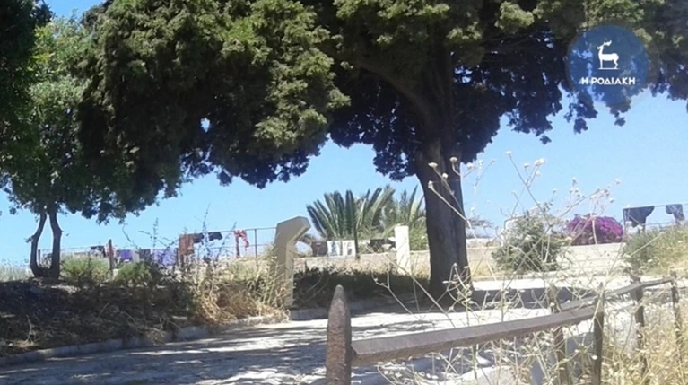 Απλωσαν μπουγάδα στα τείχη της Τάφρου στην Παλιά Πόλη στη Ρόδο