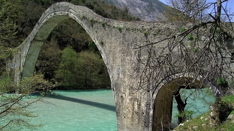 Σε πλήρη ανάπτυξη τα έργα αποκατάστασης στο Γεφύρι της Πλάκας