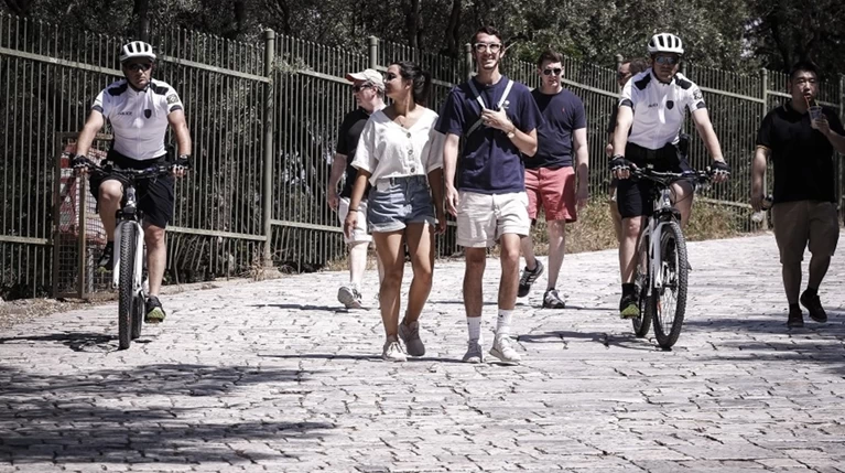 Αετονύχηδες άρπαζαν πορτοφόλια στη σκιά της ...Ακρόπολης